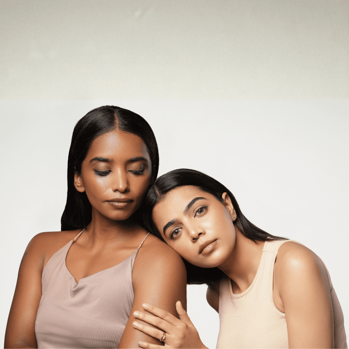 womens showcasing her beauty by using marmelo beauty products